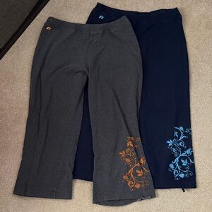Set of 2 women’s yoga capris - Gray with orange print; Navy with blue print